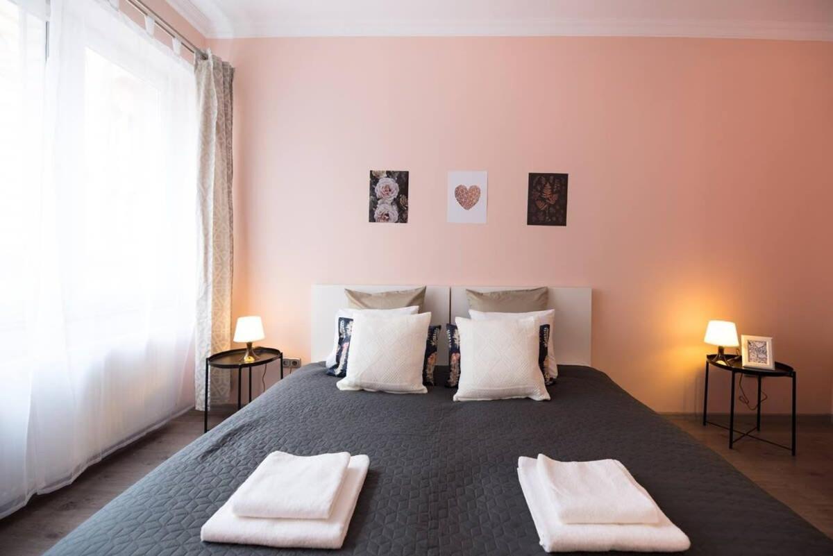Ultra Central Large Home With Ac And Balcony Budapest Bagian luar foto