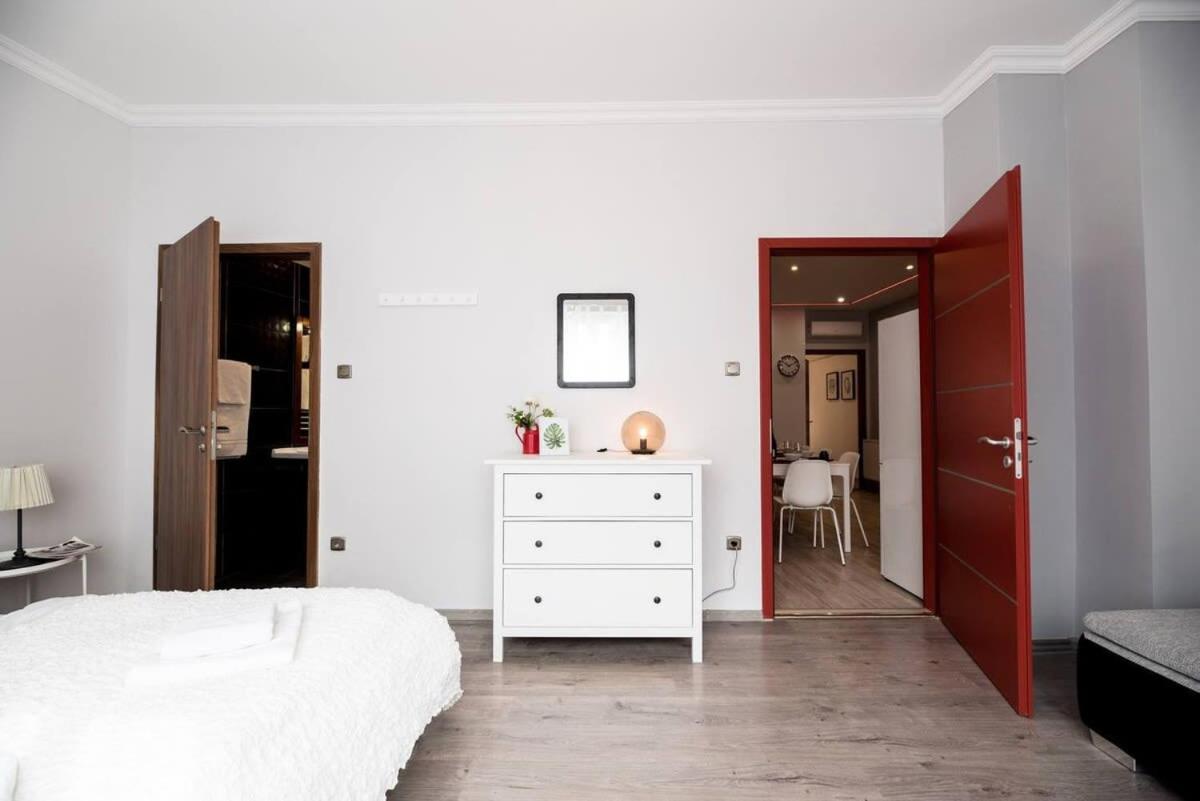 Ultra Central Large Home With Ac And Balcony Budapest Bagian luar foto