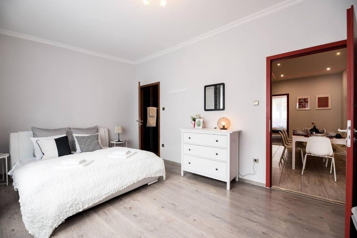 Ultra Central Large Home With Ac And Balcony Budapest Bagian luar foto