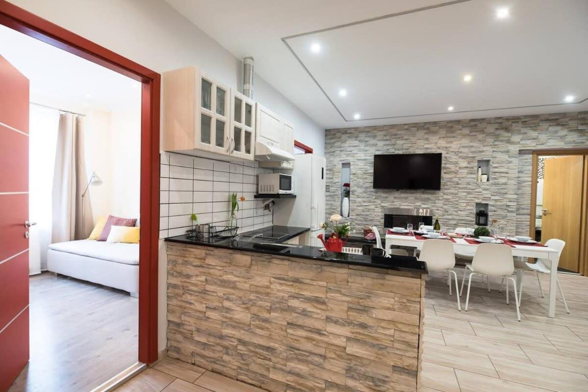Ultra Central Large Home With Ac And Balcony Budapest Bagian luar foto