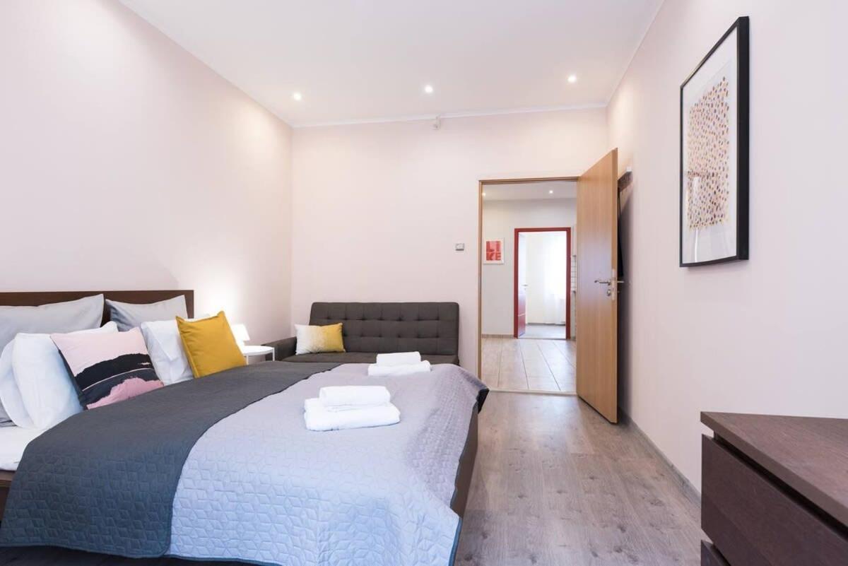 Ultra Central Large Home With Ac And Balcony Budapest Bagian luar foto