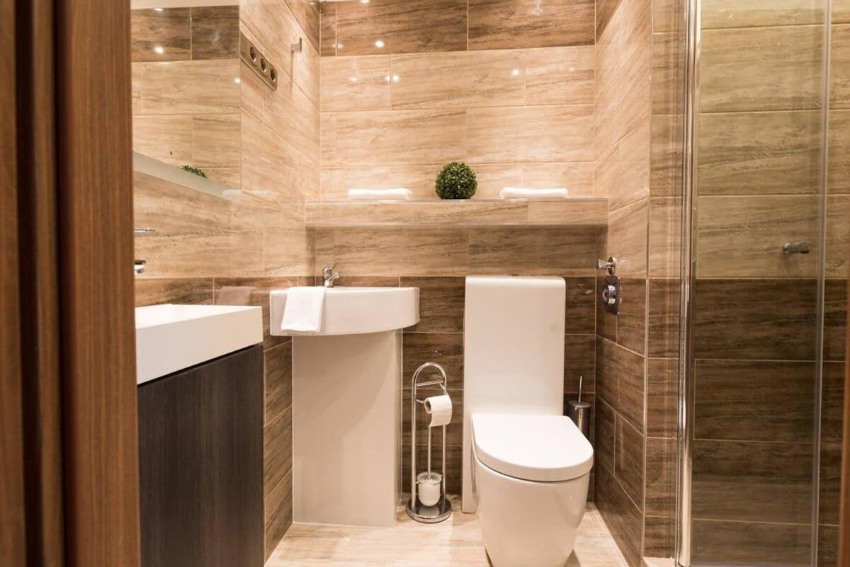 Ultra Central Large Home With Ac And Balcony Budapest Bagian luar foto