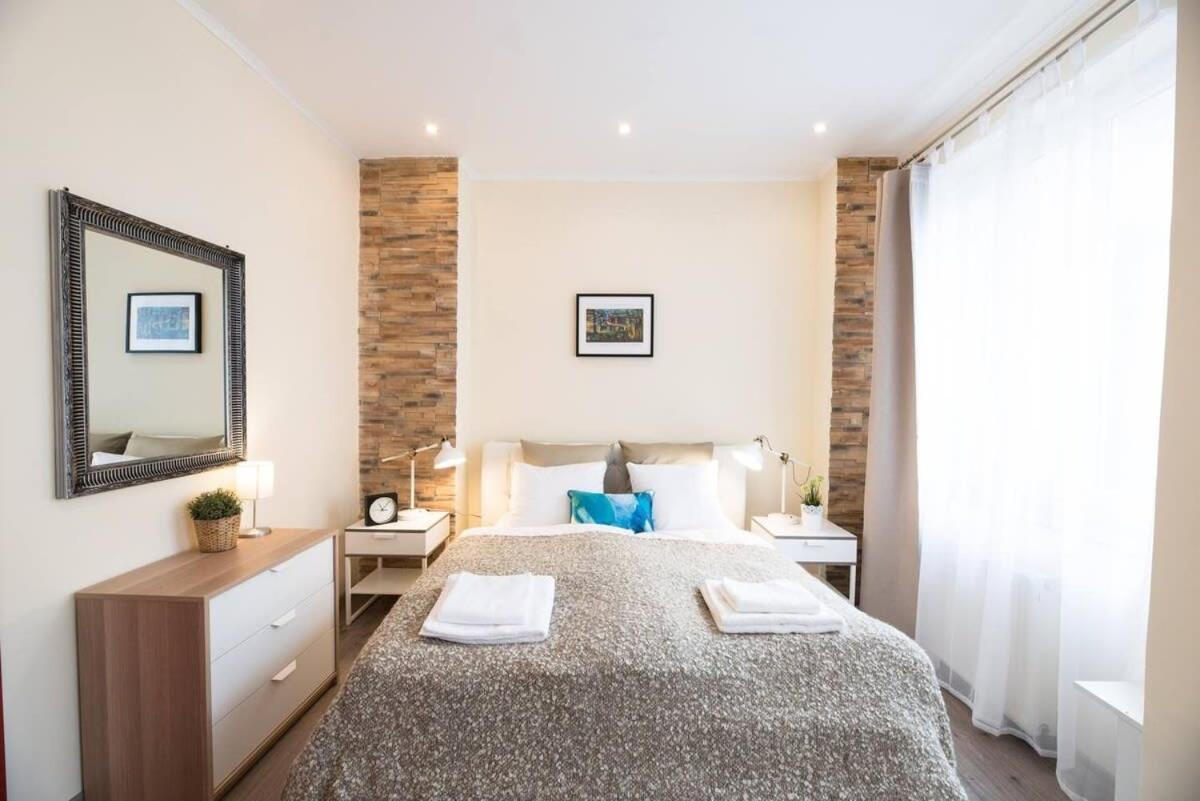 Ultra Central Large Home With Ac And Balcony Budapest Bagian luar foto