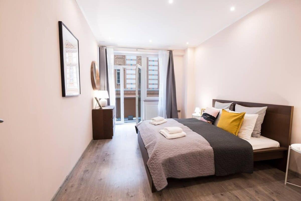 Ultra Central Large Home With Ac And Balcony Budapest Bagian luar foto